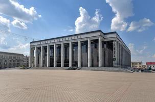 palacio de la república a lo largo de la plaza de la independencia en minsk, bielorrusia, 2022 foto
