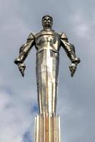 monumento a yuri gagarin en la plaza gagarin en moscú, rusia, 2022 foto