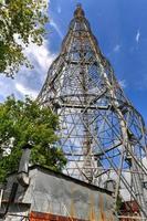 torre de radio shukhov, una torre de radiodifusión de estructura diagrid de acero independiente de 160 metros de altura derivada de la vanguardia rusa en moscú diseñada por vladimir shukhov. foto