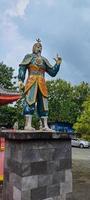 semarang, indonesia en julio de 2022. estatua de monje y emperador en el área del templo sam poo kong de semarang. foto