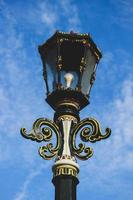 lámpara de calle típica en malioboro con fondo de cielo azul y nube blanca. foto