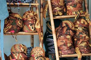 montones de blangkon vendidos en una tienda de souvenirs en jogjakarta. el blangkon es una cubierta o diadema para hombres en la tradición de vestimenta tradicional javanesa. foto