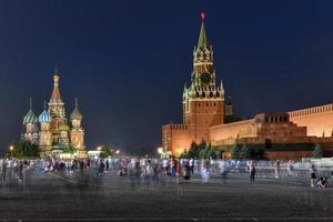 la plaza roja de moscú y la catedral de san basilio en moscú, rusia por la noche. foto