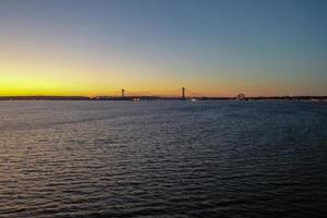 vista panorámica aérea del puente verrazano al atardecer en la ciudad de nueva york. foto