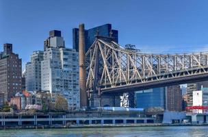 vista del puente de queensboro que cruza hacia manhattan desde roosevelt island en la ciudad de nueva york. foto