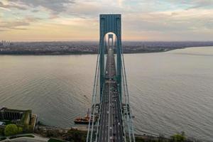 vista del puente estrecho de verrazano desde staten island hasta brooklyn en la ciudad de nueva york. foto