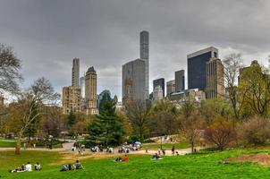 rascacielos a lo largo de central park south. también conocida como fila de multimillonarios en la ciudad de nueva york. foto