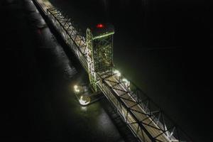 Marine Parkway-Gil Hodges Memorial Bridge visto desde Rockaway, Queens de noche. construido e inaugurado en 1937, fue el tramo de elevación vertical más largo del mundo para automóviles.