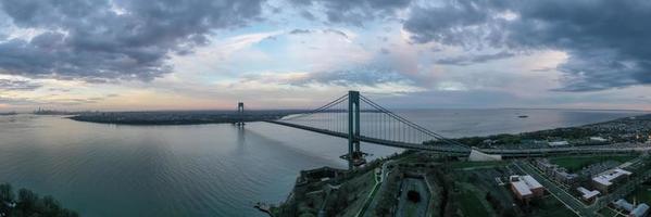 vista del puente estrecho de verrazano desde staten island hacia brooklyn y manhattan en la ciudad de nueva york. foto
