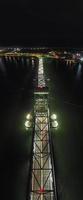 Marine Parkway-Gil Hodges Memorial Bridge visto desde Rockaway, Queens de noche. construido e inaugurado en 1937, fue el tramo de elevación vertical más largo del mundo para automóviles. foto