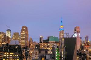 vista panorámica del centro de manhattan en la ciudad de nueva york durante el atardecer. foto
