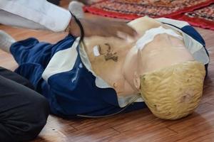 el maniquí humano yace en el suelo durante el entrenamiento de primeros auxilios - reanimación cardiopulmonar. curso de primeros auxilios en maniquí de cpr, concepto de capacitación en primeros auxilios de cpr foto