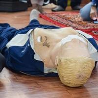 el maniquí humano yace en el suelo durante el entrenamiento de primeros auxilios - reanimación cardiopulmonar. curso de primeros auxilios en maniquí de cpr, concepto de capacitación en primeros auxilios de cpr foto