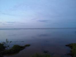 puesta de sol. cielo de la tarde en la noche en el lago foto