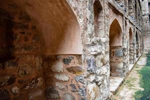 agrasen ki baoli - paso bien situado en medio de connaught colocado nueva delhi india, antigua construcción de arqueología antigua foto