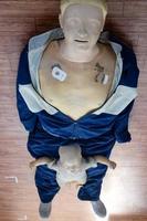 el maniquí humano yace en el suelo durante el entrenamiento de primeros auxilios - reanimación cardiopulmonar. curso de primeros auxilios en maniquí de cpr, concepto de capacitación en primeros auxilios de cpr foto