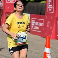 nueva delhi, india - 16 de octubre de 2022 - carrera de media maratón de vedanta delhi después de covid en la que los participantes del maratón están a punto de cruzar la línea de meta, media maratón de delhi 2022 foto