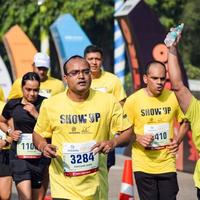 nueva delhi, india - 16 de octubre de 2022 - carrera de media maratón de vedanta delhi después de covid en la que los participantes del maratón están a punto de cruzar la línea de meta, media maratón de delhi 2022 foto