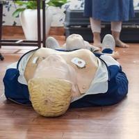 el maniquí humano yace en el suelo durante el entrenamiento de primeros auxilios - reanimación cardiopulmonar. curso de primeros auxilios en maniquí de cpr, concepto de capacitación en primeros auxilios de cpr foto