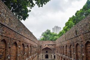 agrasen ki baoli - paso bien situado en medio de connaught colocado nueva delhi india, antigua construcción de arqueología antigua foto