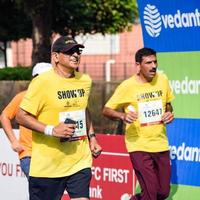 nueva delhi, india - 16 de octubre de 2022 - carrera de media maratón de vedanta delhi después de covid en la que los participantes del maratón están a punto de cruzar la línea de meta, media maratón de delhi 2022 foto