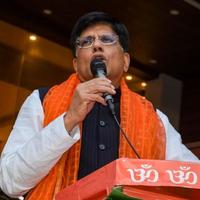 nueva delhi, india - 27 de noviembre de 2022 - ministro del gabinete piyush goyal y miembro central del partido bharatiya janata bjp durante una manifestación en apoyo del candidato bjp antes de las elecciones del organismo local mcd 2022 foto