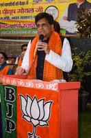 nueva delhi, india - 27 de noviembre de 2022 - ministro del gabinete piyush goyal y miembro central del partido bharatiya janata bjp durante una manifestación en apoyo del candidato bjp antes de las elecciones del organismo local mcd 2022 foto