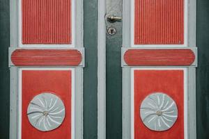 el detalle de la histórica puerta de entrada de madera decorada con colores de la antigua casa en la ciudad de ribe en dinamarca foto