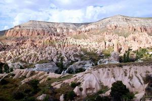 viajar a goreme, capadocia, turquía. la vista sobre el valle en las montañas. foto