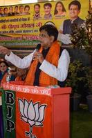 nueva delhi, india - 27 de noviembre de 2022 - ministro del gabinete piyush goyal y miembro central del partido bharatiya janata bjp durante una manifestación en apoyo del candidato bjp antes de las elecciones del organismo local mcd 2022 foto