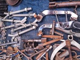 partes de metal. mucha pieza de maquinaria metálica en el mercado de pulgas foto