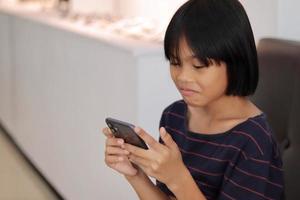 niño sentado en el telefono foto