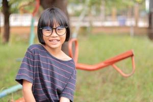 retrato de niño usando anteojos con fondo borroso. foto