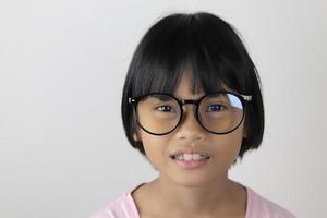 retrato de niño con anteojos sobre fondo blanco. foto