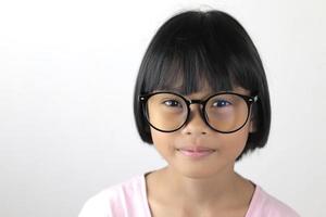 retrato de niño con anteojos sobre fondo blanco. foto