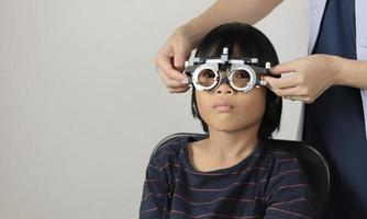 examen de la vista, niña con anteojos, examen de la vista de niña foto