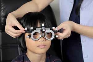 prueba de ojo de niña, concepto de ojo de prueba foto