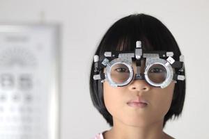 concepto de prueba ocular para niños, niña con anteojos foto