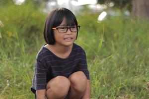 retrato de niño usando anteojos con fondo borroso. foto
