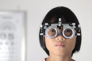 prueba de ojo de niña, concepto de ojo de prueba foto