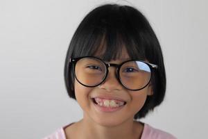 retrato de niño usando anteojos con fondo borroso foto