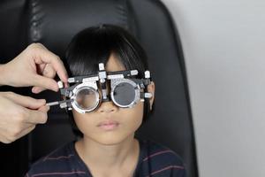 prueba de ojo de niña, concepto de ojo de prueba foto