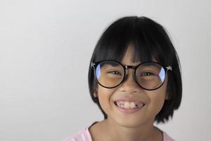 retrato de niño con anteojos sobre fondo blanco. foto
