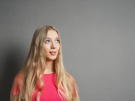 mujer joven contemplativa mirando hacia el espacio de copia foto