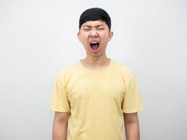 hombre asiático camisa amarilla gesto gritar retrato foto