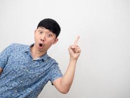 hombre asiático camisa azul sintiéndose emocionado señalar con el dedo en el espacio de copia foto