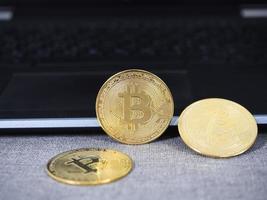 crypto digital dinero oro bitcoin en teclado portátil foto