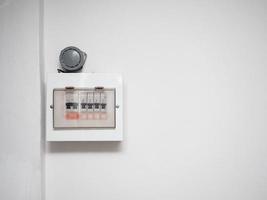 disyuntor de seguridad eléctrica en la pared blanca del espacio de copia de la casa foto
