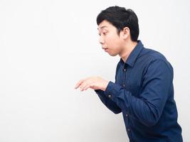gesto de hombre asiático mirando algo espacio de copia foto