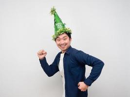 hombre asiático con sombrero verde gesto corriendo feliz sonrisa fondo blanco foto